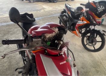 KEADAAN motosikal Shamsuddin Yusof dan Mohd. Alis Ismail yang maut dalam kemalangan di Kilometer 145 Jalan Kuala Terengganu-Kuantan berhampiran persimpangan lampu isyarat kilang membuat besi keluli di Teluk Kalong, Kemaman, Terengganu. -UTUSAN/NIK NUR IZZATUL HAZWANI NIK ADNAN