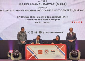 ASYRAF Wajdi Dusuki (kiri) menyaksikan Ketua Pegawai Eksekutif MyPac, Datuk Zaiton Mohd Hassan (dua kanan) diiringi Ketua Pengarah MARA, Datuk Zulfikri Osman (dua kiri) ketika menandatangani dokumen Memorandum Persefahaman (MoU) di Hotel Wyndham Grand Bangsar di sini hari ini. - UTUSAN/AMIR KHALID