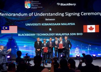 ZAMBRY Abdul Kadir (tiga kiri) diiringi oleh Menteri Perdagangan Canada, Maninder Sidhu (tiga kanan) menyaksikan Naib Canselor UKM, Profesor Dr Sufian Jusoh (dua kiri) dengan Ketua Pegawai Eksekutif Blackberry, John J.Giamatteo (dua kanan) bertukar dokumen  pada Majlis Menandatangani Memorandum Persefahaman (MoU) antara Universiti Kebangsaan Malaysia dan Blackberry di W Hotel Kuala Lumpur di sini hari ini. - UTUSAN/AMIR KHALID