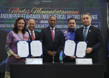 ZAMBRY Abdul Kadir (tengah) ketika menyaksikan pertukaran Memorandum Persefahaman (MoU) antara Pusat Perubatan Universiti Malaya (PPUM) dan Sultan Ahmad Shah Medical Centre (SASMEC), di sini. - UTUSAN/AMIR KHALID