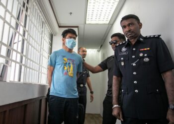 MYO Naing Soe (kiri) dibawa ke Mahkamah Majistret Ipoh hari ini bagi menghadapi pertuduhan kes bunuh isterinya dalam kejadian Isnin lalu.