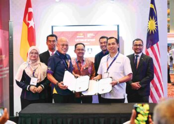 SHAMSUL Kamar Abu Samah (dua dari kanan) dan Timbalan Naib Canselor (Penyelidikan dan Inovasi) UiTM, Prof. Dr. Norazah Abd Rahman (dua dari kanan, depan) ketika majlis pertukaran Surat Hasrat (LoI) bagi penubuhan makmal bersekutu pertama MyAERO Centre di UiTM