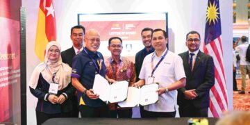 SHAMSUL Kamar Abu Samah (dua dari kanan) dan Timbalan Naib Canselor (Penyelidikan dan Inovasi) UiTM, Prof. Dr. Norazah Abd Rahman (dua dari kanan, depan) ketika majlis pertukaran Surat Hasrat (LoI) bagi penubuhan makmal bersekutu pertama MyAERO Centre di UiTM