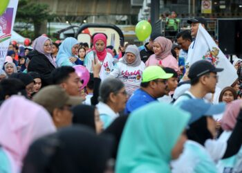 Menteri Pembangunan Wanita, Keluarga dan Masyarakat, Datuk Seri Nancy  Shukri (tengah) melakukan gimik flag-off peserta Larian Kasih Fun Run di Dataran Dewan Bandaraya Kuala Lumpur (DBKL) di sini hari ini. 
Turut sama, Timbalan Menteri Pembangunan Wanita, Keluarga dan Masyarakat, Datuk Seri Dr. Noraini Ahmad (tiga kiri). GAMBAR: FARIZ RUSADIO / PEMBERITA: HANAFI / FAHMI