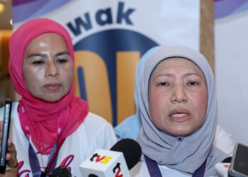 Menteri Pembangunan Wanita, Keluarga dan Masyarakat, Datuk Seri Nancy  Shukri (kanan) bercakap pada sidang akhbar selepas Larian Kasih Fun Run di Dataran Dewan Bandaraya Kuala Lumpur (DBKL) di sini hari ini.
