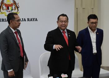 ALEXANDER Nanta Linggi ketika ditemui pihak media selepas mengadakan mesyuarat bagi penyelarasan isu pengambilan tanah penduduk Kampung Jawa di Kompleks Kementerian Kerja Raya hari ini. - UTUSAN/SYAKIR RADIN