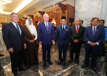 Sultan Nazrin Muizzuddin Shah bersama para tetamu kenamaan yang hadir pada makan malam Pusat Pengajian Islam Oxford (OCIS) di Kuala Lumpur, baru-baru ini.