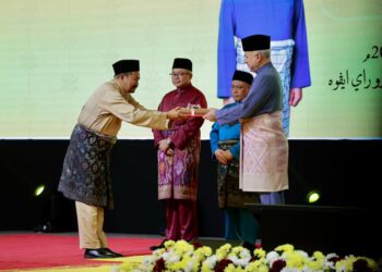 SULTAN Nazrin Muizzuddin Shah menyampaikan Anugerah Tokoh Guru Pendidikan Islam Negeri Perak 2025 kepada Ahmad Tazally Mohamad Zain pada majlis di Ipoh hari ini. - UTUSAN/LIYANA RAMLI