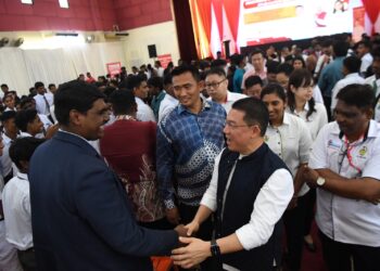 NGA Kor Ming menghadiri majlis menyampaikan sumbangan kepada pelajar sekolah menengah dalam DUN Buntong pada Program Sumbangan Kasih MADANI Sempena Deepavali 2025, di Buntong di Ipoh hari ini. - UTUSAN