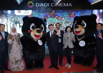 NGA Kor Ming bersama Datuk Bandar Kuala Lumpur, Datuk Seri Dr. Maimunah Mohd. Sharif ketika gimik majlis Prapelancaran Projek 'I Lite U' atau Projek Inovasi Pencahayaan Ke Arah Kelestarian sempena Tahun Melawat Malaysia 2026 di Pavilion Bukit Bintang, Kuala Lumpur hari ini. - UTUSAN/FAUZI BAHARUDIN