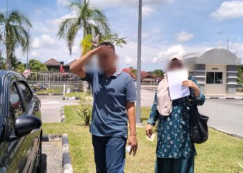 MOHD. Zakila Isa (kiri) semasa menghadiri prosiding perbicaraan di Mahkamah Majistret Pasir Mas, Kelantan. - UTUSAN/ROHANA ISMAIL