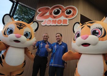 ONN Hafiz Ghazi (kanan) bersama maskot Tahun Melawat Johor dalam Majlis Pelancaran Tahun Melawat Johor 2026 di Zoo Johor, Johor Bahru.-UTUSAN/BAAZLAN IBRAHIM