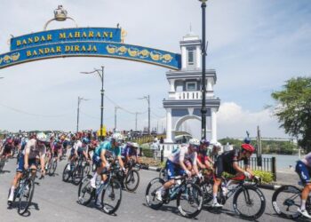 Pelumba melalui selekoh di Jambatan Sultan Ismail dalam perlumbaan peringkat ketujuh Le Tour de Langkawi (LTdL) 2025 dari Melaka ke Medini, Iskandar Puteri, semalam. – mingguan/MUHAMAD IQBAL ROSLI