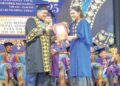 NIZAM Abu Bakar Titingan menyerahkan sijil penghargaan kepada pelajar cemerlang SPM 2024. – utusan/BESSE AISYAH