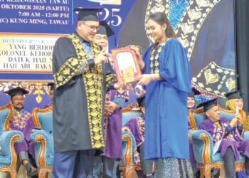 NIZAM Abu Bakar Titingan menyerahkan sijil penghargaan kepada pelajar cemerlang SPM 2024. – utusan/BESSE AISYAH