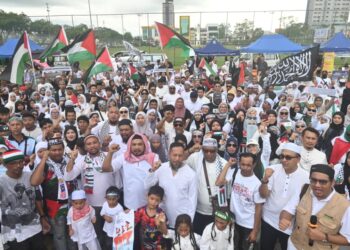 PENDUDUK  Pahang berhimpun secara aman di hadapan Masjid Sultan Ahmad Shah di Kuantan bagi menyatakan bantahan kepada Israel berikutan beberapa buah kapal yang menghantar bantuan ke Gaza telah ditawan oleh Israel. - UTUSAN/SHEIKHAHMAD RAZIF