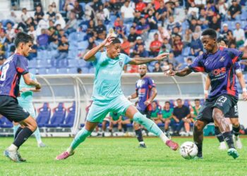 PENYERANG Johor Darul Ta’zim (JDT), Bergson Da Silva (tengah) diasak oleh dua pemain PDRM FC dalam aksi Liga Super yang berlangsung di Stadium Majlis Perbandaran Selayang, kelmarin. Foto SHIDDIEQIIN ZON