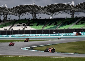 PELUMBA KTM, Pedro Acosta (bawah kanan) dalam sesi latihan bebas di Grand Prix Malaysia di Litar Antarabangsa Sepang, hari ini. - AFP