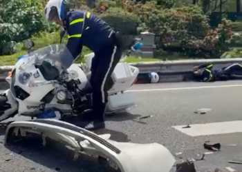 TANGKAP layar video menunjukkan keadaan motosikal dan anggota trafik (hujung kanan) tersebut selepas terlibat kemalangan.