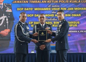 KETUA Polis Kuala Lumpur, Datuk Fadil Marsus (tengah) menyaksikan dokumen serah terima tugas Jawatan Timbalan Ketua Polis Kuala Lumpur antara Datuk Mohamed Usuf Jan Mohamad (kiri) dan Datuk Mohd Azani Omar pada Majlis Pemakaian Pangkat Dan Serah Terima Tugas di Ibu Pejabat Polis Kontinjen (IPK) Kuala Lumpur di sini hari ini. - UTUSAN/FARIZ RUSADIO
