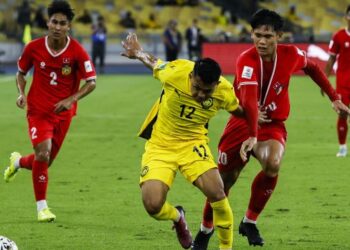 Arif Aiman Hanapi diasak pemain Laos dalam aksi Kelayakan Piala Asia 2027 di Stadium Nasional Bukit Jalil, kelmarin. - UTUSAN/SHIDDIEQIIN ZON