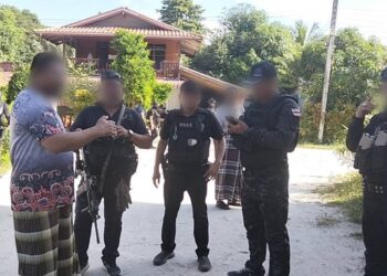 ANGGOTA keselamatan Thailand semasa melakukan penugasan di di Kampung No 4, Mukim Bang Kao, Daerah Saiburi, Pattani, Thailand semalam.