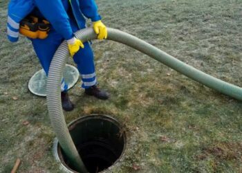 DIDAPATI ada masanya lori penyedut najis datang pada waktu tengah hari, semasa penduduk menyediakan makanan.-GAMBAR HIASAN
