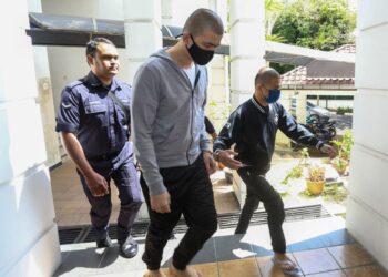 DUA lelaki yang dijatuhi hukuman penjara 18 tahun oleh Mahkamah Tinggi Ipoh hari ini selepas mengaku bersalah menyebabkan kematian seorang lelaki tujuh tahun lalu. - UTUSAN/MUHAMAD NAZREEN SYAH MUSTHAFA