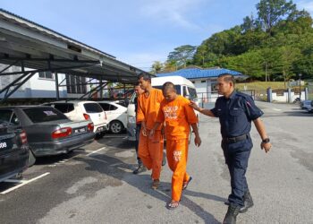 MOHAMAD Izwan Zulkafli (kanan) dihadapkan ke Mahkamah Sesyen Kuala Pilah, di sini, hari ini atas tuduhan merompak menggunakan pisau pemotong daging di sebuah rumah didiami warga emas di Jempol, Isnin lalu.-UTUSAN/NOR AINNA HAMZAH