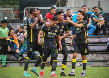 PEMAIN Perak meraikan jaringan ketika menentang ATM dalam saingan Liga A1 Semi-Pro di Stadium Mindef di Kuala Lumpur. -  IHSAN PERAK FA