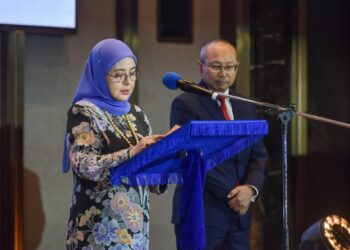 RAJA Permaisuri Agong, Raja Zarith Sofiah berkenan menyampaikan titah semasa Persidangan Impak Yayasan MYSDG 2025 di M Resort Hotel Kuala Lumpur, semalam. - UTUSAN/M. FIRDAUS M. JOHARI
