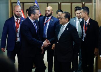 KHALED Nordin dan Setiausaha Perang Amerika Syarikat, Pete Hegseth selepas sesi mesyuarat dua hala pada Mesyuarat Menteri Pertahanan ASEAN Ke-19 & Mesyuarat Menteri Pertahanan ASEAN Plus Ke-12, di Pusat Konvensyen Kuala Lumpur, di sini hari ini. - UTUSAN/SHIDDIEQIIN ZON