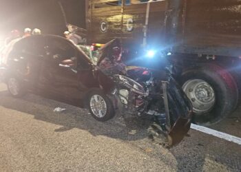 KEADAAN kereta Proton Persona dipandu Chewan Muhammad Ridhuan yang maut di Kilometer 332.1 Lebuhraya Pantai Timur 2 berhampiran Paka, Terengganu.