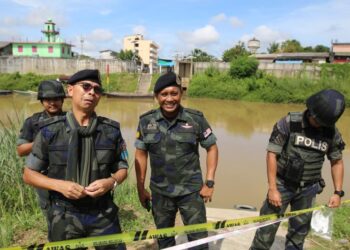 IJID Landu Binju (kiri) bersama pegawai semasa melakukan lawatan di Pangkalan Haram Syed Agil, Rantau Panjang, Kelantan. - UTUSAN/ROHANA MOHD. NAWI