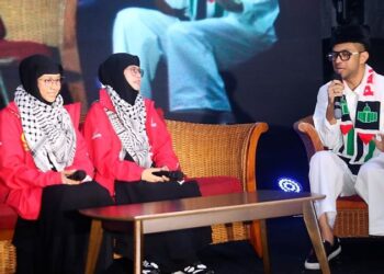 MAWI bertanyakan pengalaman pahit Heliza dan Haswani ketika ditahan di penjara Israel semasa program Malam Untukmu Gaza di Bandar Tun Abdul Razak Jengka, Pahang. - MINGGUAN/SALEHUDIN MAT RASAD