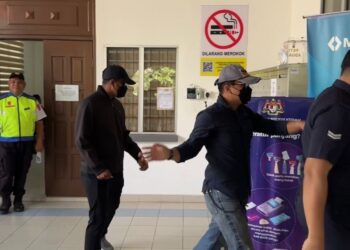 SHARIF Abu Hurairah Abu Bakar (dua kanan) dan Mohammad Nashrul Alif Alahuddin selepas membayar wang jaminan bagi pertuduhan melakukan pemerasan di Mahkamah Sesyen Baling, Kedah hari ini.-UTUSAN/ SHAHIR NOORDIN