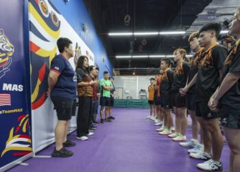 Nurul Huda Abdullah (dua dari kiri) bertemu skuad ping pong  di Majlis Sukan Negara (MSN), Bukit Jalil, semalam. - UTUSAN/FARIZ RUSADIO