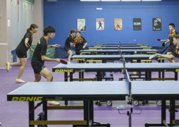 Atlet pingpong menjalani latihan di Majlis Sukan Negara, Bukit Jalil, semalam sebagai persiapan ke Sukan SEA Thailand, Disember ini. - UTUSAN/FARIZ RUSADIO