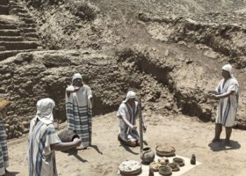 Huaca Pucllana pernah ‘tenggelam’ berabad lamanya termasuk menjadi lokasi pembuangan sampah oleh penduduk setempat yang tidak menyedari kewujudannya.