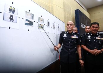 Shazeli Kahar menunjukkan senjata yang digunakan suspek untuk menikam mangsa dalam sidang akhbar 
di Ibu Pejabat Polis Kontinjen Selangor, Shah Alam. – UTUSAN/AFIQ RAZALI