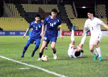 Shomurodov Eldor (kiri) cuba mengawal bola sambil dicabar Nicolas Marichal Perez dalam perlawanan persahabatan Uruguay menentang Uzbekistan di Stadium Hang Jebat, malam ini. UTUSAN/AMRAN MULUP