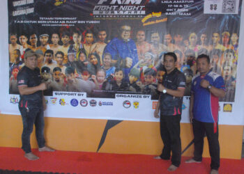 HARIS Alias (dua kanan) menunjukkan isyarat bagus selepas sidang akhbar Kejohanan Antarabangsa Muay Thai 2.0 di pejabat PMNM, Ayer Keroh, Melaka. UTUSAN/AMRAN MULUP