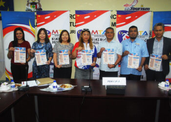 Madelina WL Kuah (empat dari kiri) menunjukkan risalah mengenai pertandingan MTA Kaki Race di pejabat BPP, Kota Cemerlang, Ayer Keroh, Melaka.-UTUSAN/AMRAN MULUP