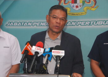 SAIFUDDIN Nasution Ismail mengadakan sidang akhbar selepas menyampaikan Ucaptama dan merasmikan Simposium JPPM 2025 dan pelancaran Sistem eRoses 2.0 di Alor Gajah, Melaka.-UTUSAN/AMRAN MULUP