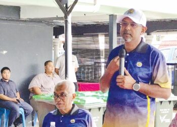 AFFENDI Rajini Kanth menyampaikan taklimat sebelum menyerahkan tong sampah kepada penduduk di kawasan Dewan Undangan Negeri (DUN) Sena, Kangar, Perlis semalam. – UTUSAN