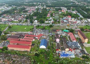 Keadaan sebuah sekolah yang rosak teruk dalam kejadian ribut dan puting beliung di Banting, Selangor, petang semalam. - MEDIA SOSIAL