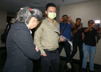 LOO Wooi Hong ketika hadir ke Mahkamah Sesyen di sini hari ini atas pertuduhan memiliki barang kawalan iaitu 10,129 liter minyak diesel tanpa permit, dua tahun lalu. - UTUSAN/MUHAMAD NAZREEN SYAH MUSTHAFA