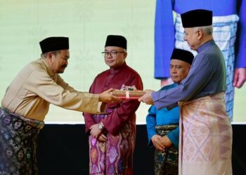 SULTAN Nazrin Muizzuddin Shah menyampaikan Anugerah Tokoh Guru Pendidikan Islam Negeri Perak 2025 kepada Ahmad Tazally Mohamad Zain pada majlis di Ipoh, semalam. – UTUSAN/LIYANA RAMLI