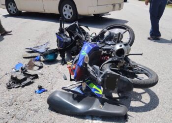 KEADAAN motosikal mangsa kemalangan maut di hadapan Dewan Kampung Tua di Parit hari ini.