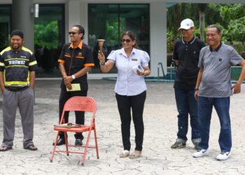 PELELONG berlesen, S. Punithawathi ketika proses lelongan aset Datuk Seri Dr Hasmiza Othman di kediaman usahawan itu  di Meru Heights di Ipoh. - UTUSAN/MUHAMAD NAZREEN SYAH MUSTHAFA